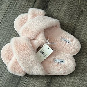 Faux fur cross band slippers light pink